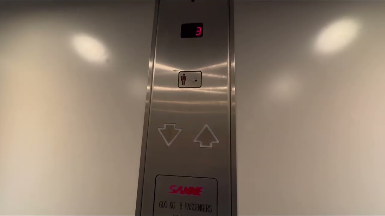 Tiny Sanne (MP) traction elevator @ Dronningensgate 41, Narvik, Norway