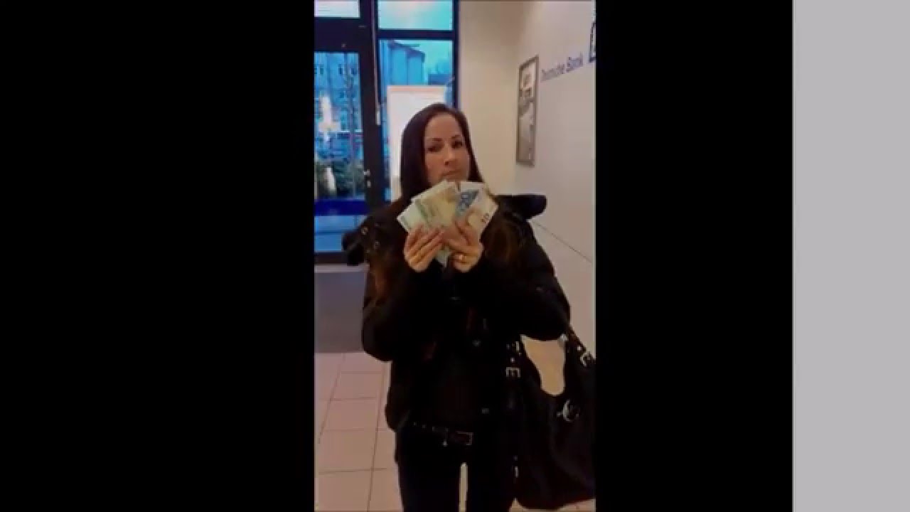 Geldherrin Miss Gorgeous holt sich 480 Euro Weihnachtsgeld vom Konto des Geldsklaven