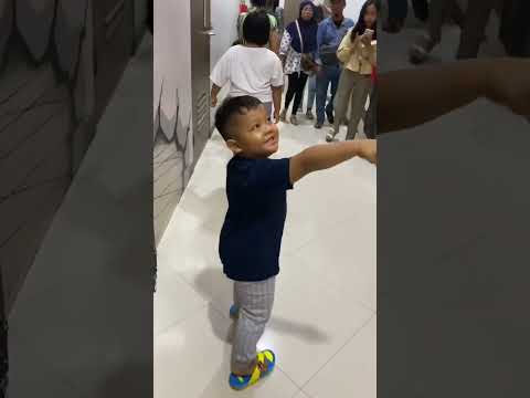 The little kid has to pee in the mall, looking for a toilet but can't find one #Trending #viral #...