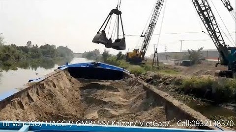 Cận cảnh cạp cát khỏi sà lan 1000 tấn