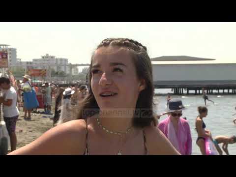 Video: Muceniece Dhe Khilkevich Organizuan Një Betejë Me Foto Të Ndershme Në Plazh - Kush Duket Më Freskët?