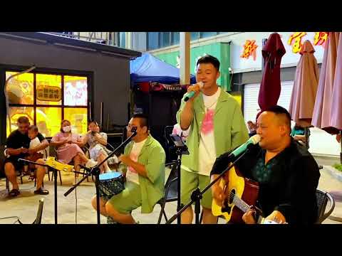 谁让你心动，谁让你心痛，谁会让你偶尔想要拥他在怀中，路人翻唱李宗盛的《问》|中国街头歌手翻唱