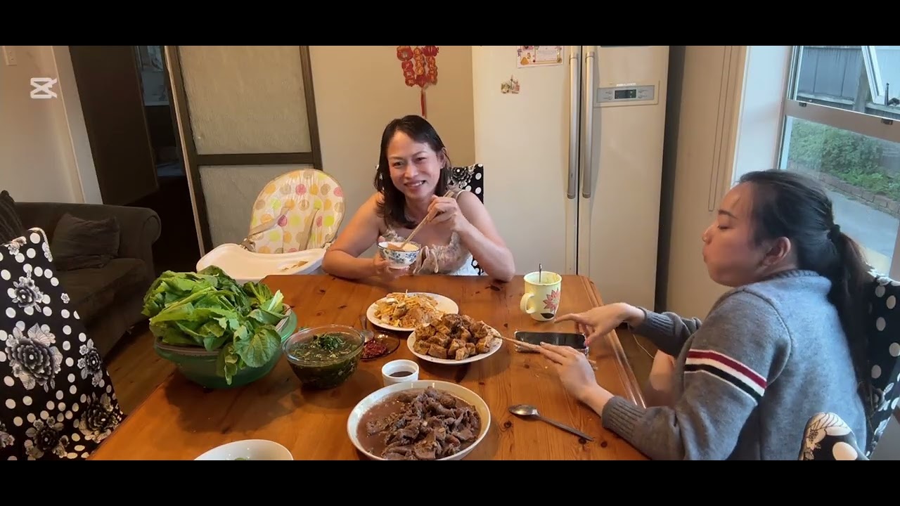 Ăn bánh tráng trộn tại nhà quá đỉnh , thịt bò cuốn rau xanh và đậu hũ xào xã ớt 