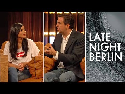 collien-ulmen-fernandes-bekommt-führerschein-durch-autogramm!-|-late-night-berlin-|-prosieben