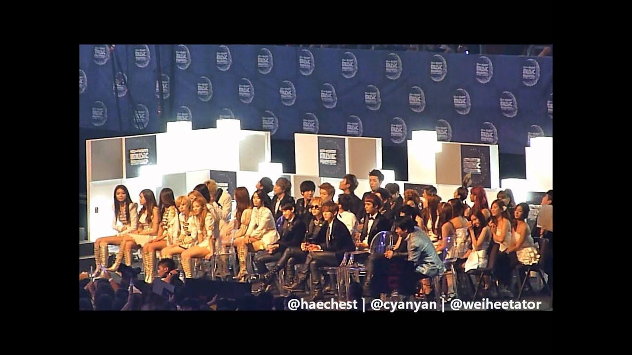 [fancam] 111129 - Song of e year ; hyuk standin up when each grp was announced