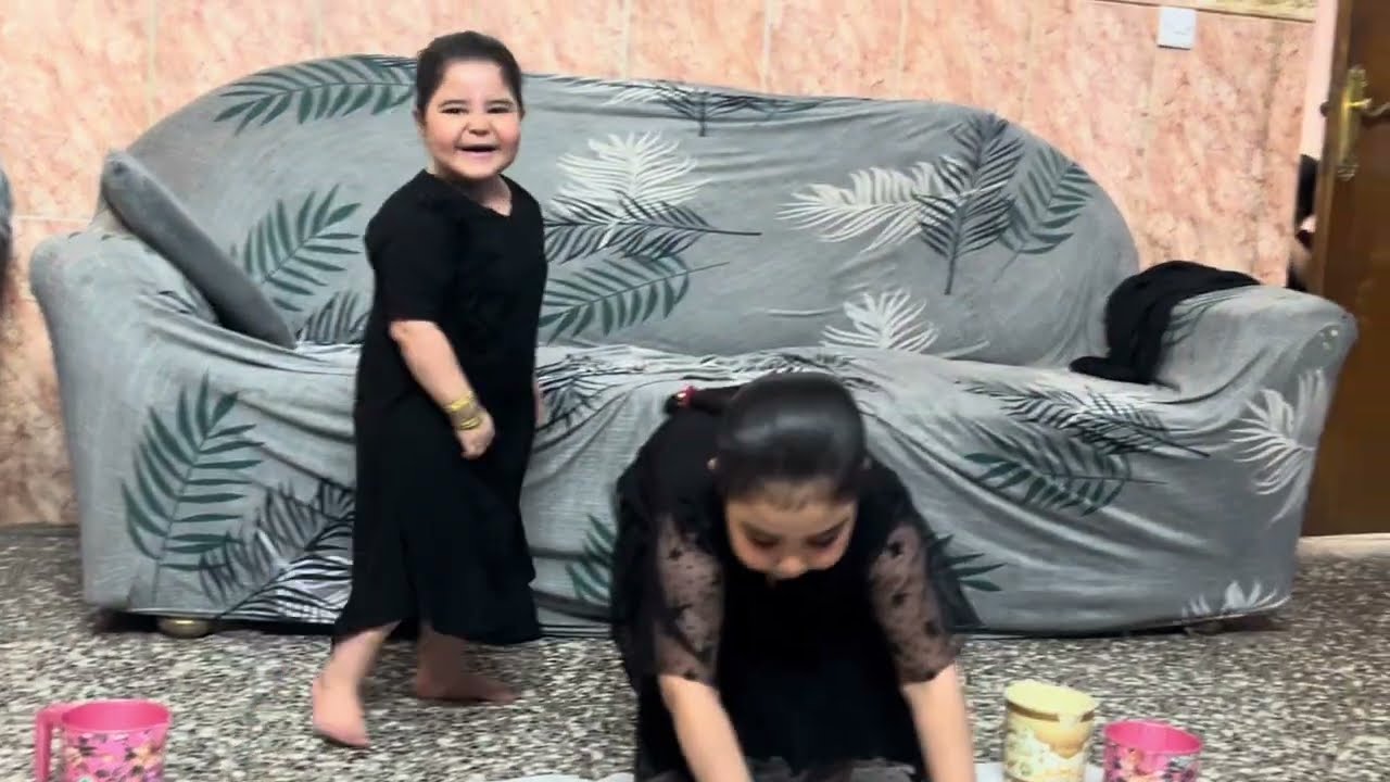 من ترجع للبيت وناسي شي تنكتل هههه بان فرح حبيبات بابا #ابوفرح #اللهم_صل_وسلم_على_نبينا_محمد 