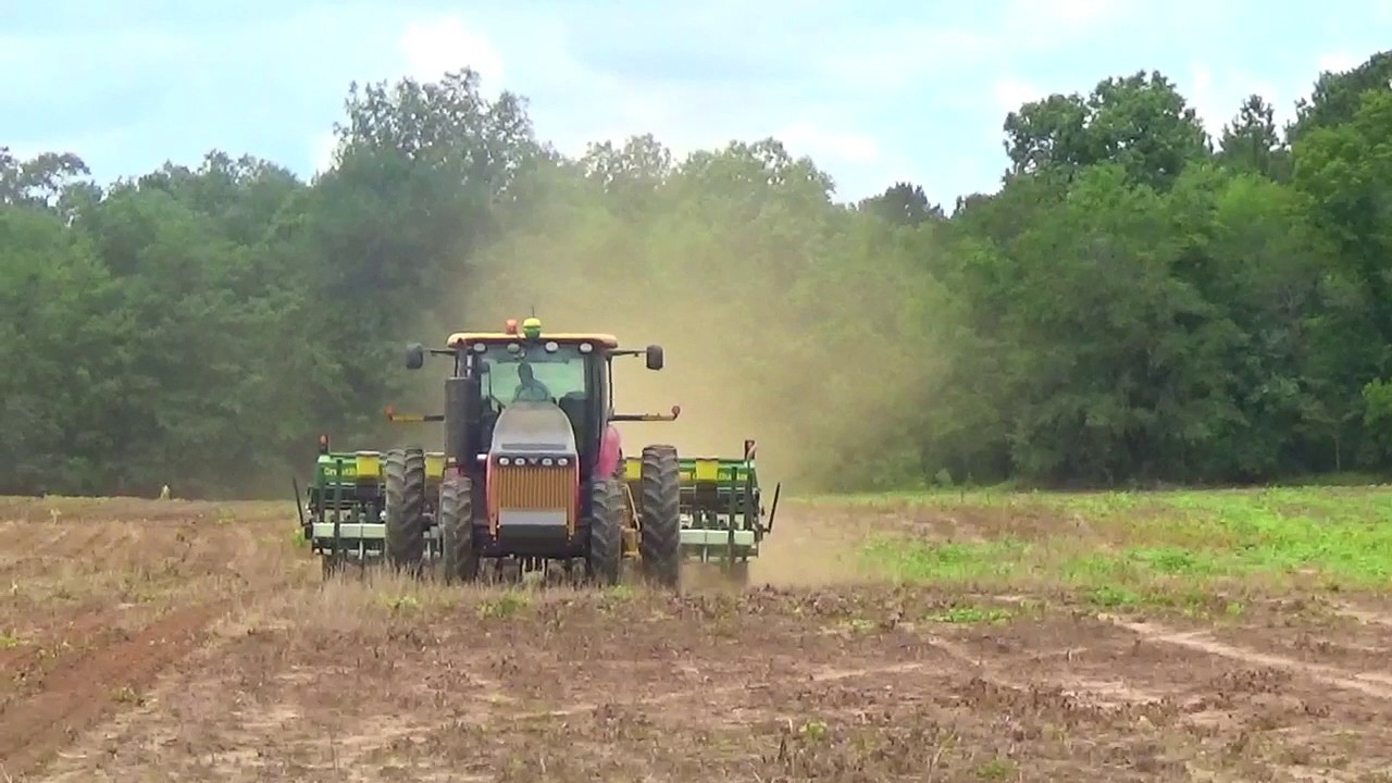 Planting Soybeans near Pavo with a Versatile 260 tractor. YouTube