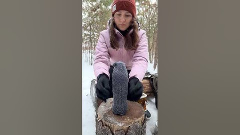 This GIRL Knows How To Survive Winter!❄️🔥#camping #survival #outdoors #bushcraft #lifehacks #shorts