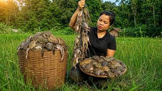 Abandoned by her husband, she had to catch frogs to make a living in the wilderness.