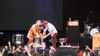 Miniatura del video "Twenty One Pilots- "Guns for Hands" (HD) Live at the 104.5 B-Day Show on May 12, 2013"