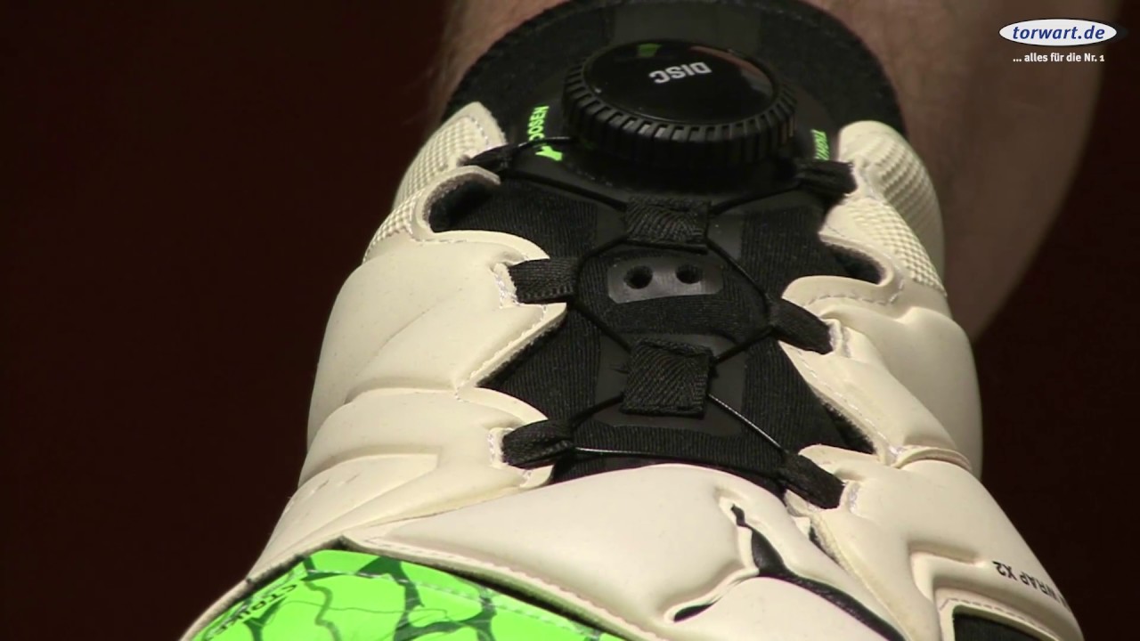 Thomas Schwarz (Puma) erklärt den evoDisc Handschuh