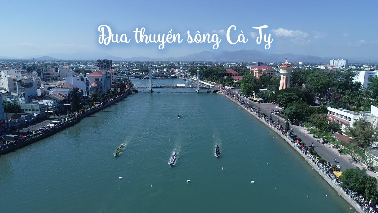 [FLYCAM] Mãn nhãn với đua thuyền truyền thống trên sông Cà Ty ngày mùng 2 Tết