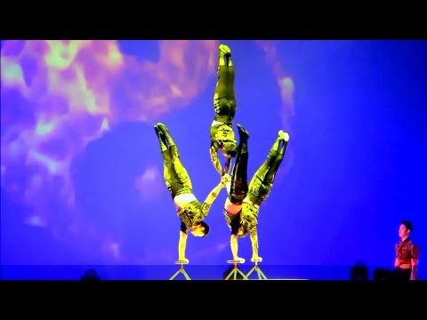 上海雜技團《SPIRAL 炫》的雜技晚會 《倒立》 Shanghai Acrobatic Troupe 23 Apr 17 #9