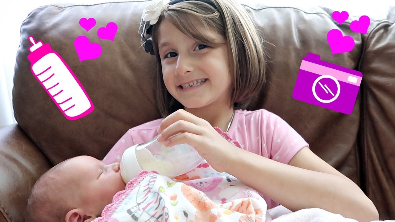 Первое кормление из бутылочки и фотосессия