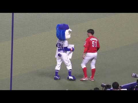 広島東洋カープの小園海斗選手に絡みに行くドアラ  2022/07/10(バンテリンドーム)中日ドラゴンズvs広島東洋カープ