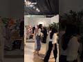 البنت السعوديه وسط الشباب شلون لابسه لبس خليع جدا جدا