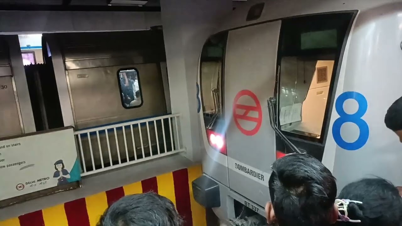 Rajiv chowk Metro station accident#metro#accident 