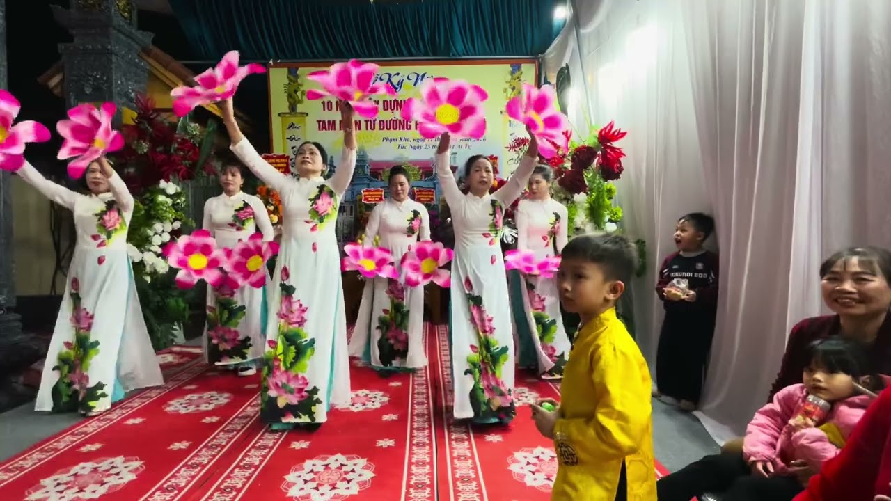Múa sen họ phạm người ơi do dâu và gái họ phạm biểu diễn.