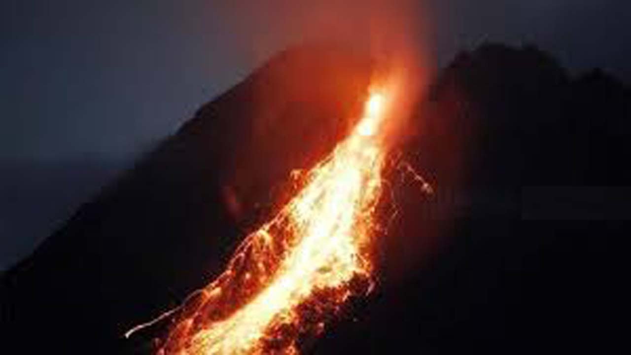 LIVE !! Gunung Merapi Siaga Di Yogyakarta Dan Jawa Tengah.