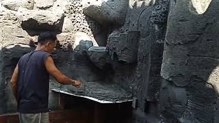 proses pembuatan relief tebing 3D kolam koi.