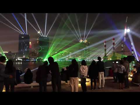 跨百光年，高雄一百。【海音館】堤岸邊燈光音樂秀。😍😍🤩