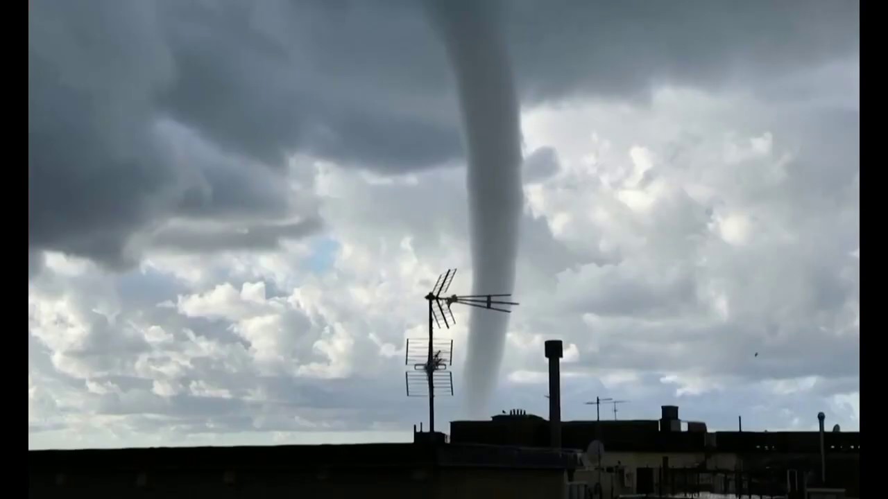 速報映像 イタリア ジェノヴァで水上竜巻が発生 19年11月7日 現地 日本で報道されない報道 Youtube