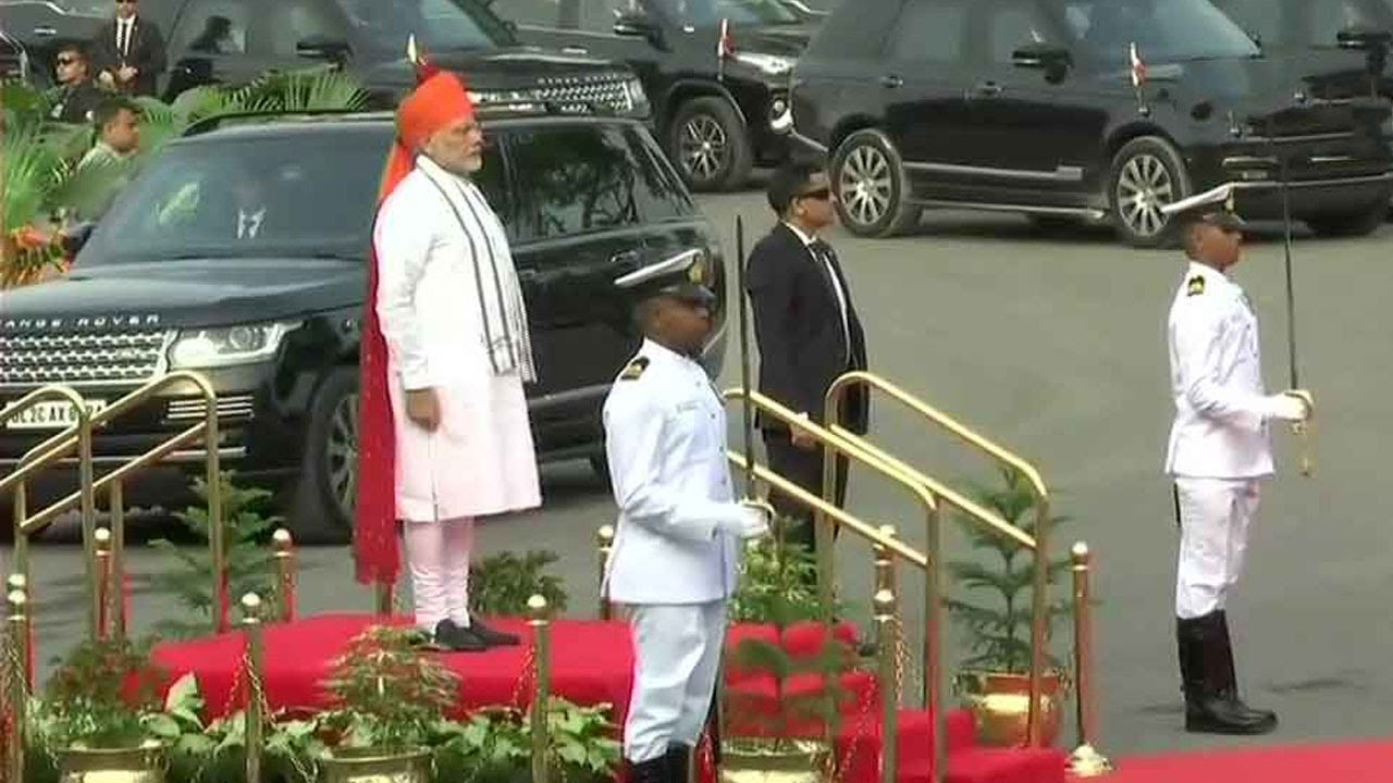 PM Modi inspects the Guard of Honour at Red Fort on Independence Day   OneIndia News