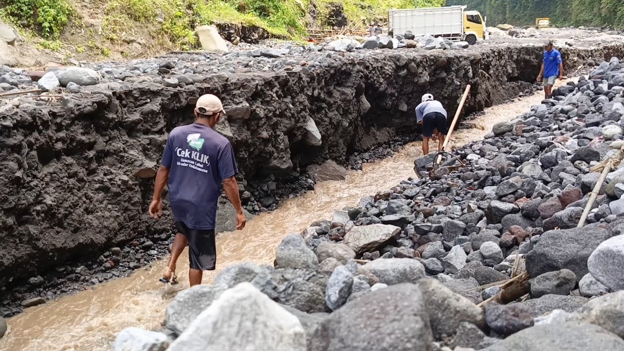 Prone Rocks Sand Cliffs Containing Large And Small Rocks Are Prone to Landslides ...