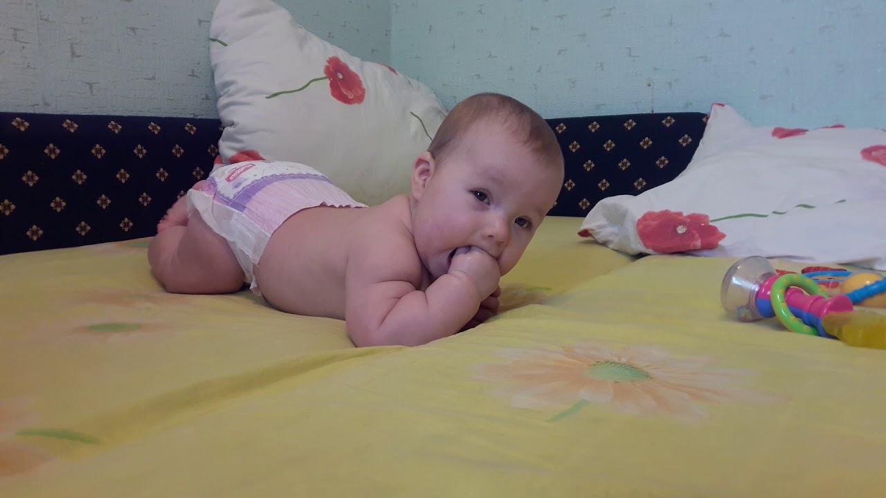 Ребенок в 5 месяцев видео. Алисе 5 месяцев. Видео ребенок 5 месяцев. Алисе 5 месяцев картинки. Малыши 3 месяца видео.