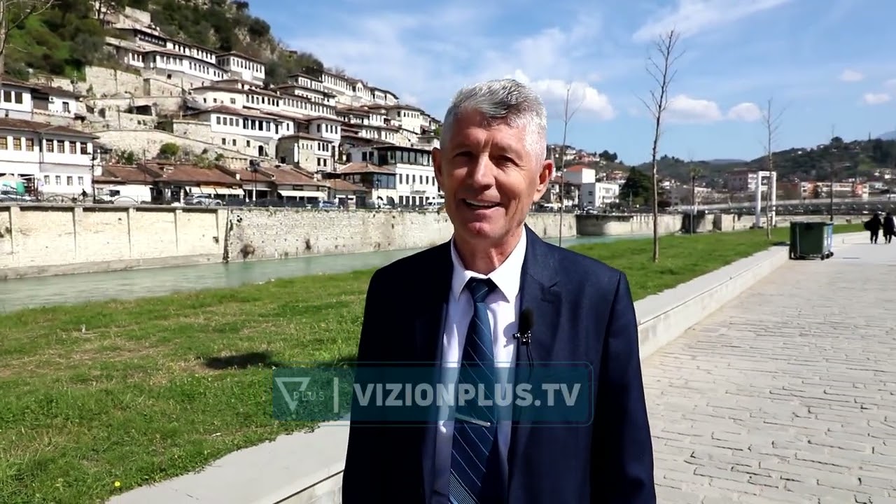 Mësuesia një mision fisnik, arsimtarët festojnë 7 Marsin, marrin buqeta me lule