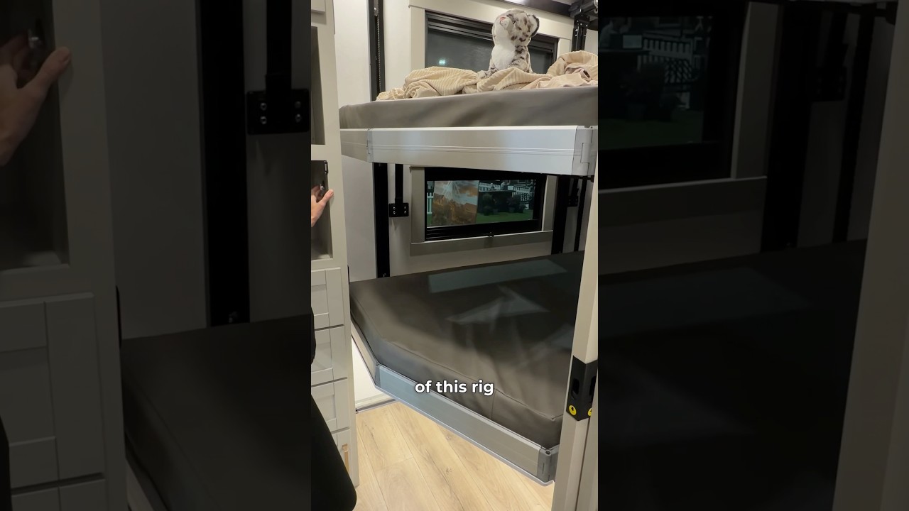 Обзор автодома Brinkley Z3210: универсальная планировка с двумя двухъярусными кроватями и многофу...