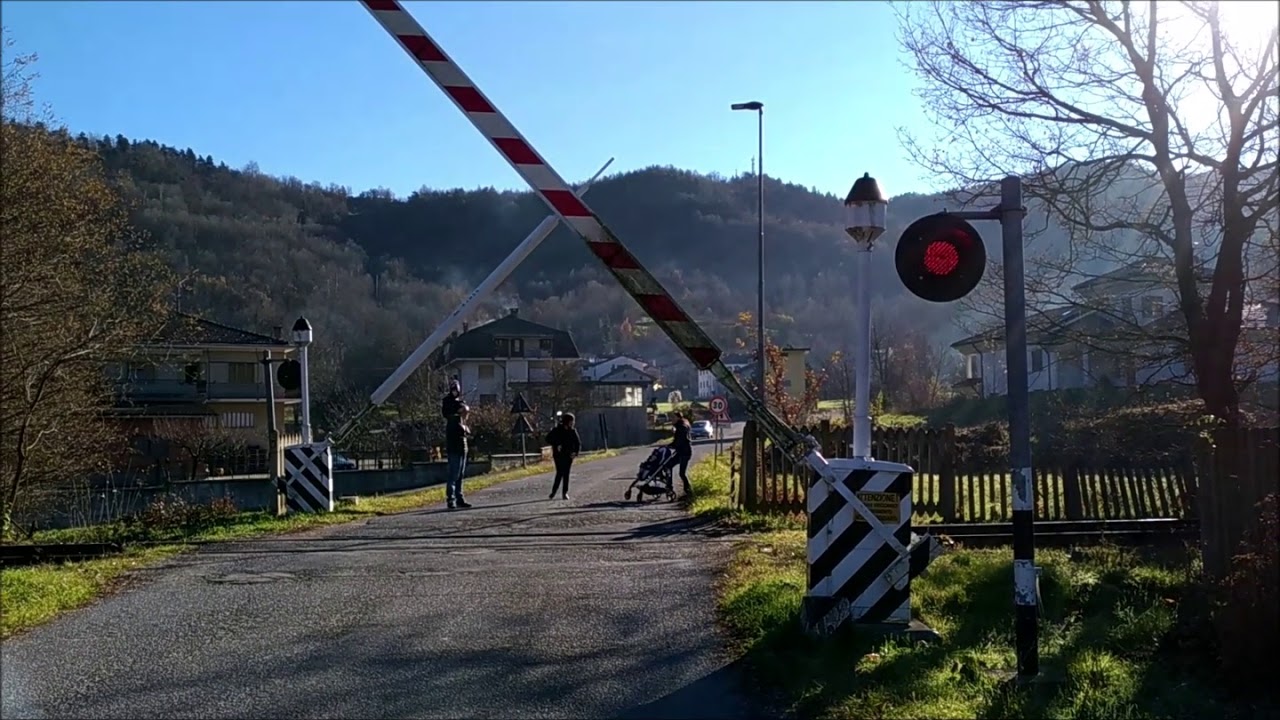 Treno storico Ceva - Ormea a due passaggi a livello di Nucetto.