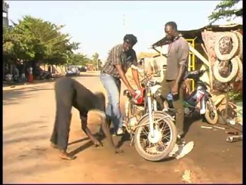 هههة مضحك جدا اعرج يمشى بسبب الكهربة