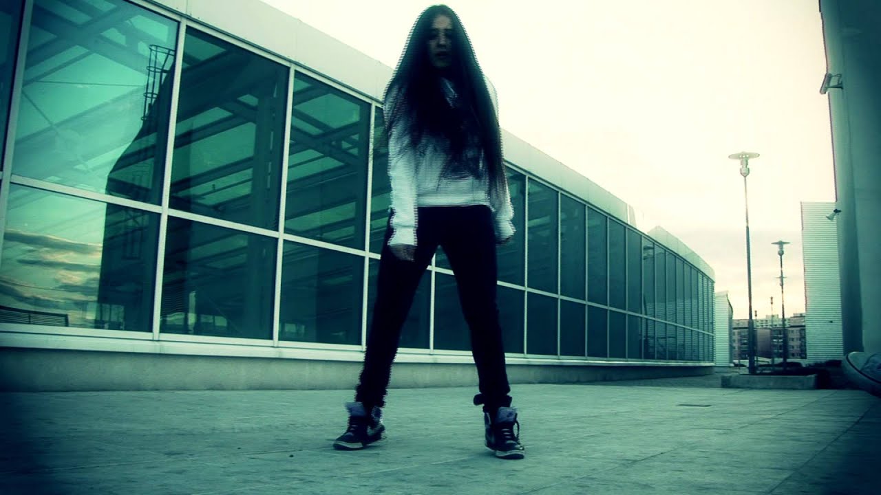 Ladies c-walk freestyle dubstep dance in Prague 2011 So'Fly