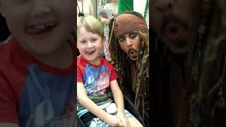 Johnny Depp visita a niños de un hospital vestido de capitán Jack Sparrow #shorts