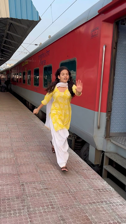 DDLJ famous scene recreation ❤️ #simran #srk #kajol #ddlj #moviescene #oldmovies #oldsong