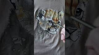 Роспись футболки акриловыми красками - детёныш леопарда