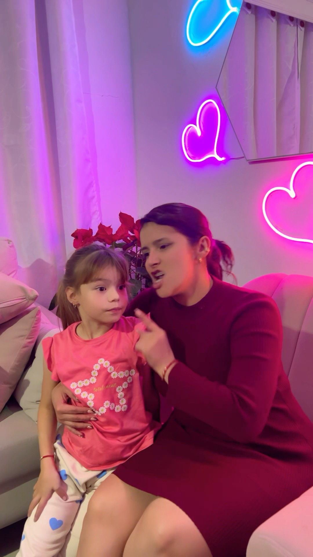 Solo quieren estar pegados al TV #humor #cosasdefamilia #comedia #shortviral