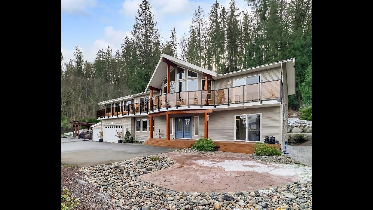 Gorgeous 5392sqft, 6.3 acre Home with Mountain Views! Maple Ridge, BC
