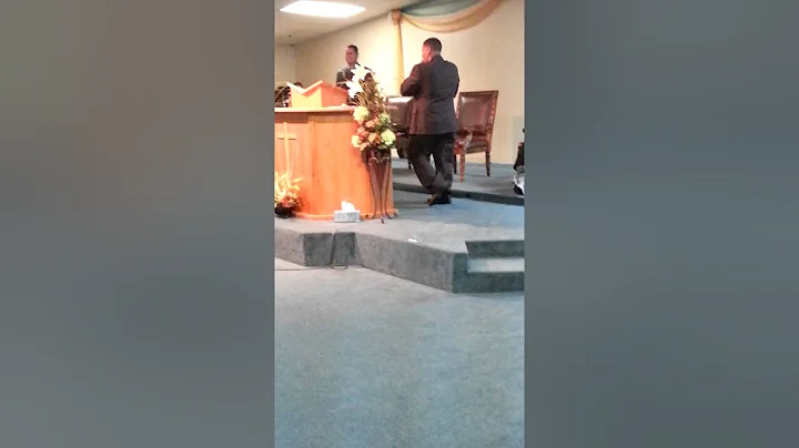 Jomar Lopez Jaime cantando la alabanza "Angeles"