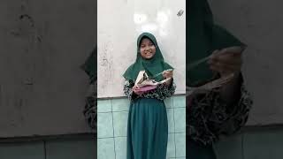 presentasi di depan kelas makanan khas daerah..aku bawa sate Padang 🫶