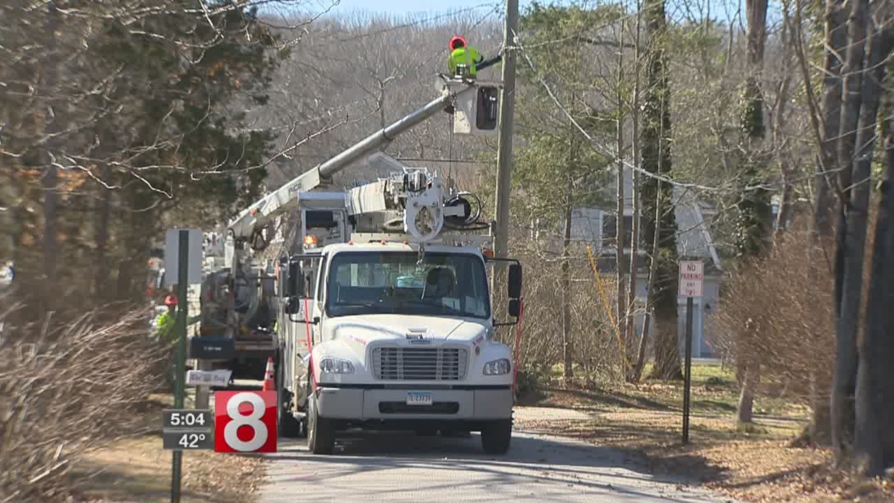 Eversource crews work to restore power before next storm - YouTube