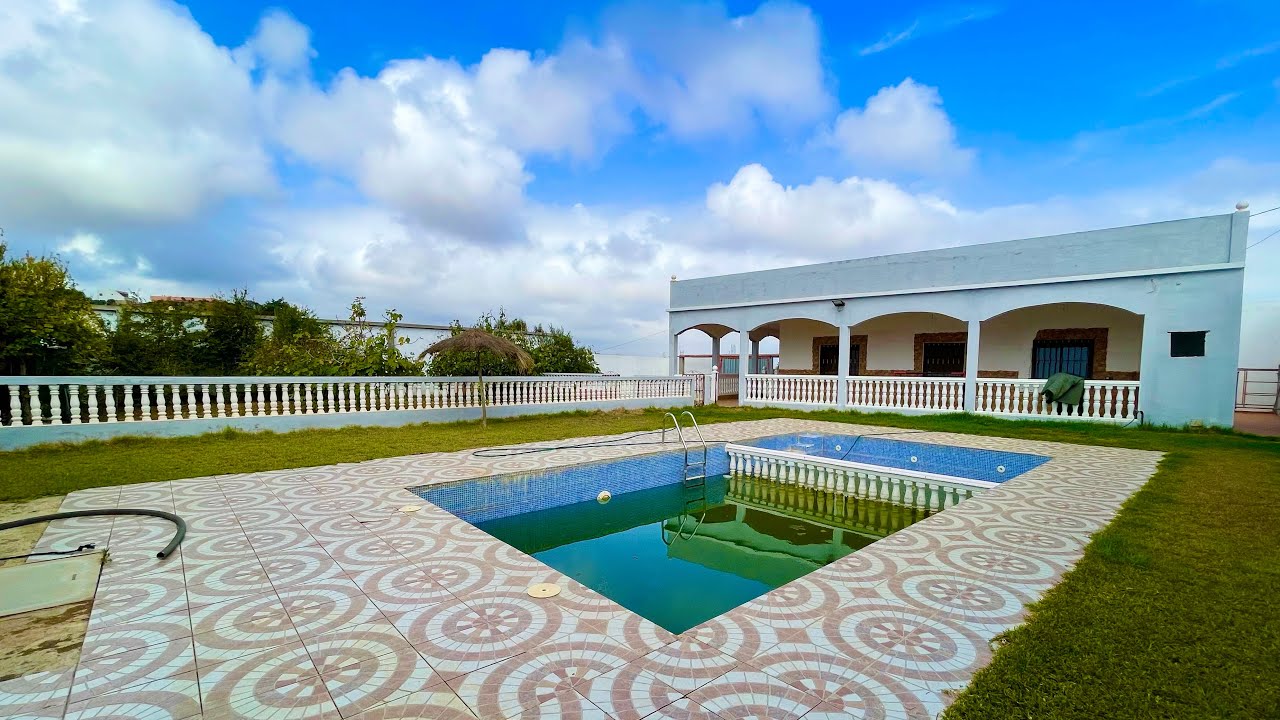 فيلا رائعة جدا ومفججة مساحة 1000 متر فيها مسبح وبير واشجار متنوعة 0703640826 نواحي الفنيدق