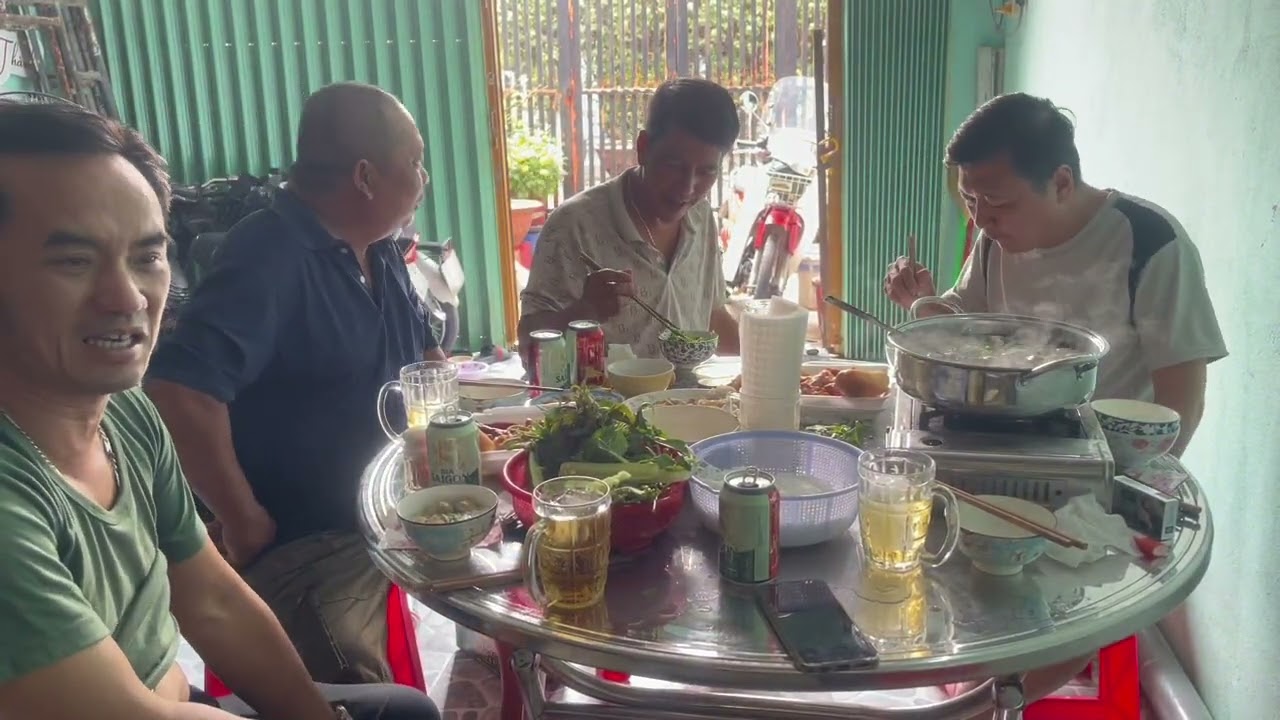 Anh em vui vẻ ngày mùng 6 Tết với món vịt quay 