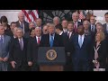 TRUMP COMEMORA APROVAÇÃO DE CORTES DE IMPOSTOS NOS EUA.