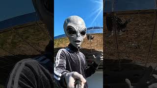 Alien zeigt sein Raumschiff 😂🛸 | #alien #raumschiff #uap #sommer #ai #shorts