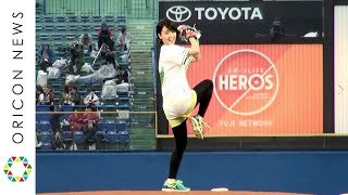 剛力彩芽、4回目の始球式に挑戦　つば九郎とのほっこりしたやりとりも必見  『ジョア キウイナイター』始球式
