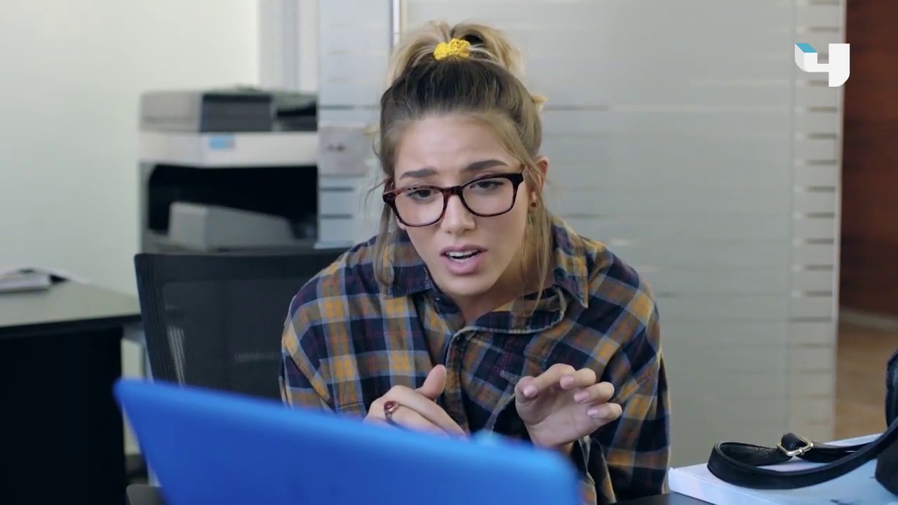 كارلا تستفز جيمي بطريقة عملها في بيروت سيتي