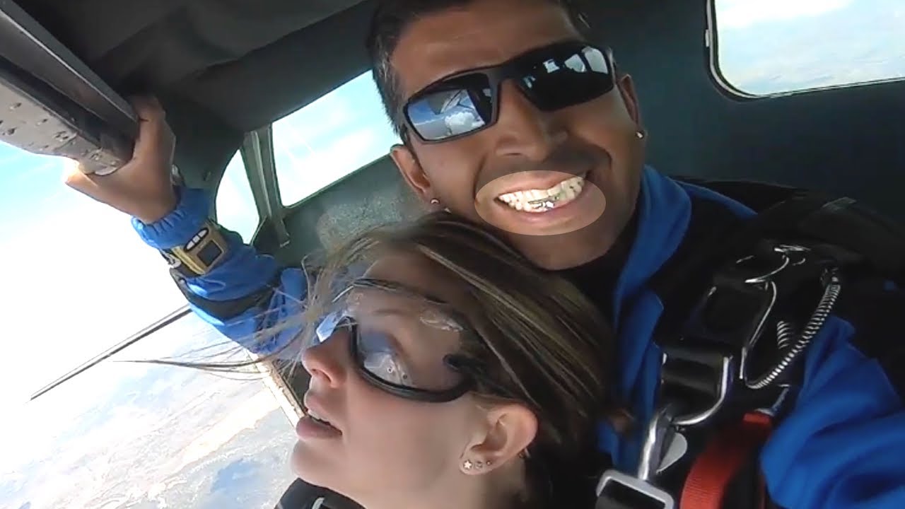 La femme pense qu'elle va JUSTE faire un saut en parachute, mais son petit ami a prévu autre chose