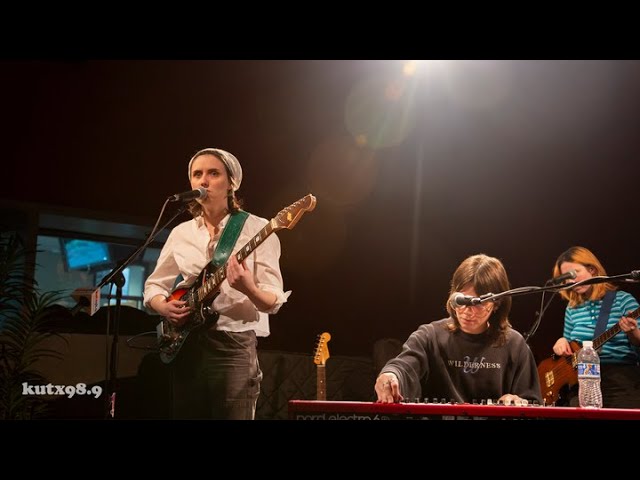 Guarda Katy Kirby - "Hand to Hand"/"Fences"/"Blue Raspberry" (KUTX Studio 1A) su YouTube Guarda Katy Kirby - "Hand to Hand"/"Fences"/"Blue Raspberry" (KUTX Studio 1A) su YouTube